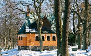 En kyrka i tegel med grönt tak