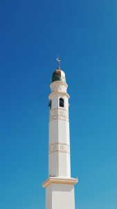 En vit moské med en halvmåne i toppen