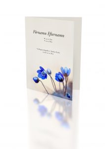 Exempel på ett begravningsprogram med blå blommor på.
