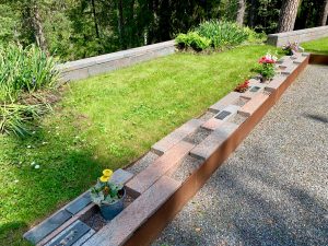 Askgravar på en askgravplats på en kyrkogård