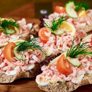 Räksmörgås & tårta till minnesstunden